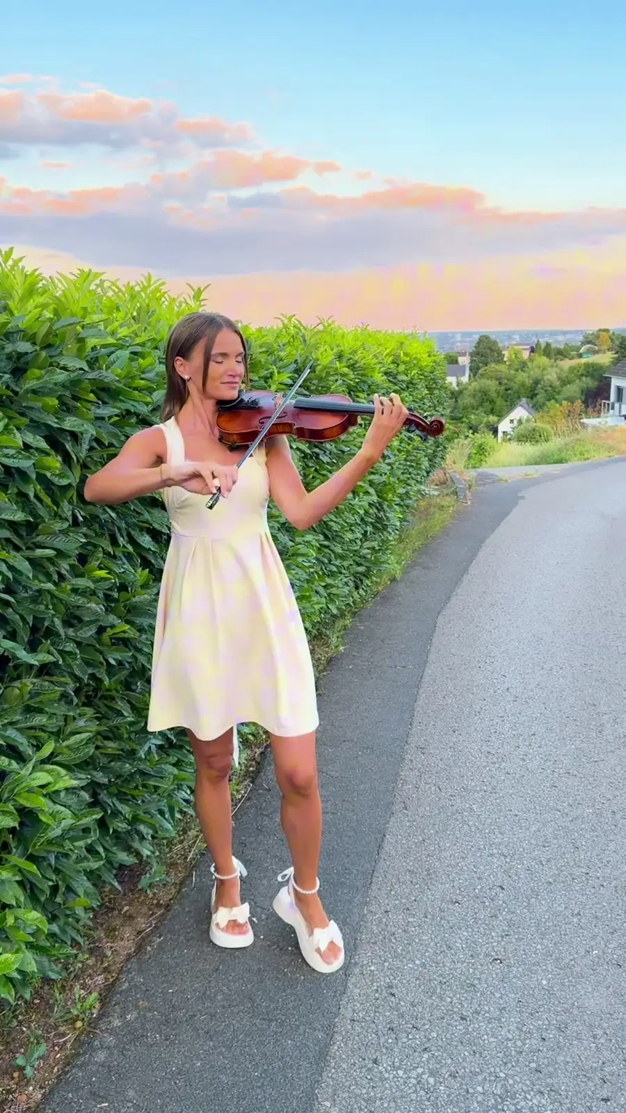 Geigerin Galina Friesen spielt Violine im goldenen Abendlicht — Live-Musik für Feiern unter freiem Himmel